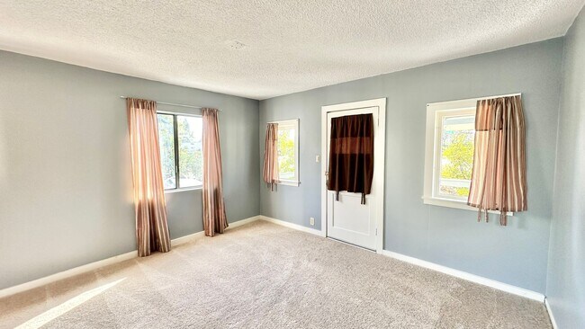 Foto del edificio - Darling Single Story Full Detached Guest H...