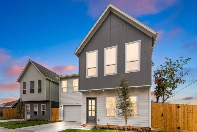 Building Photo - 751 Dumble St