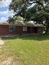 Building Photo - 151 Country Oaks St