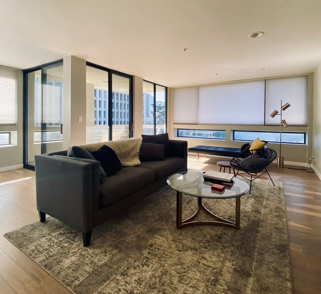 Light filled living area and balcony offering DTLA skyline views - 121 S Hope St