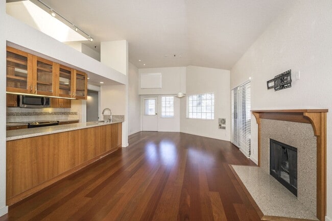 Building Photo - Light and Bright 2 Bed, 2 Bath Condo in Do...