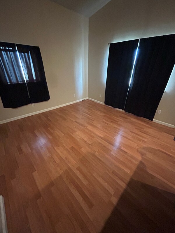 Foto principal - 536 E K St