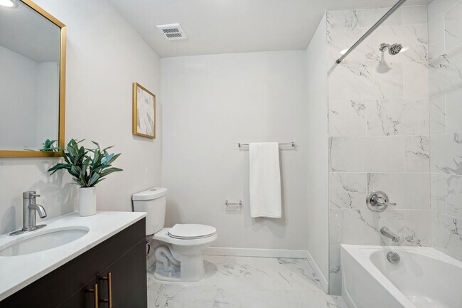 Interior Photo - 227 North Walnut