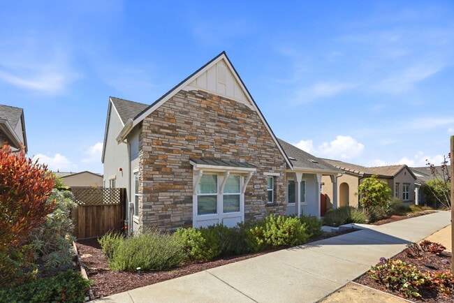 Building Photo - 2964 Bluffs Dr