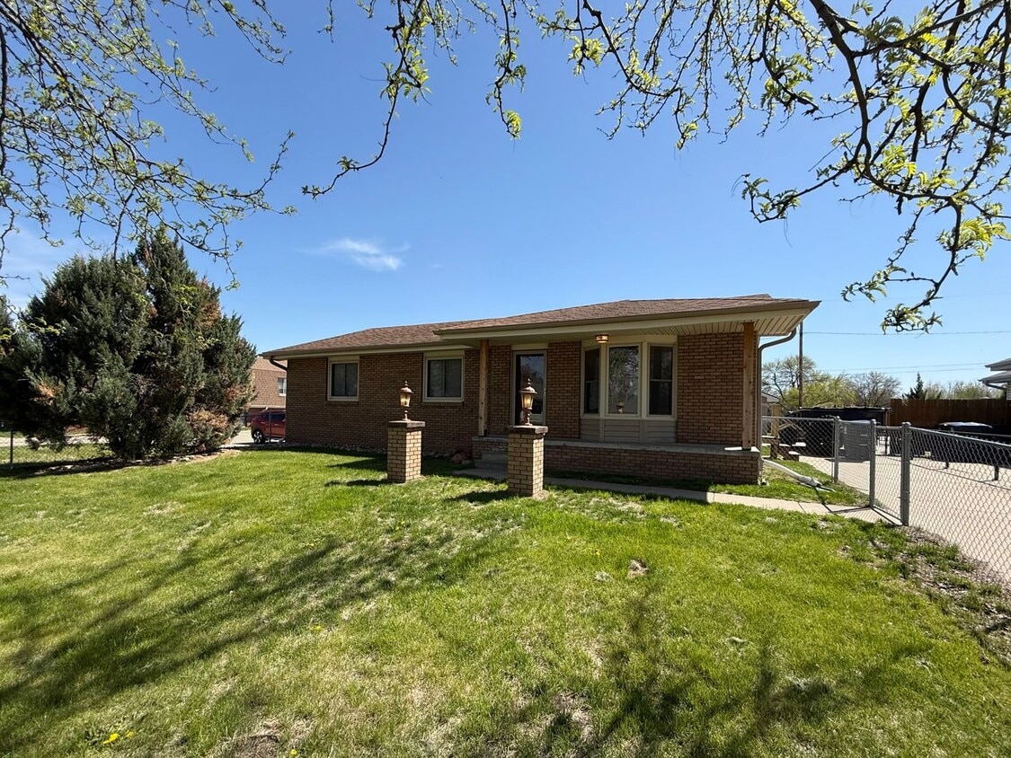 Beautifully Remodeled West Side Home | 3 Bedroom + Finished Basement Space - Beautifully Remodeled West Side Home | 3 Bedroom + Finished Basement Space