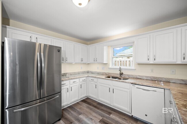 Foto del edificio - 25930 Overton Dr