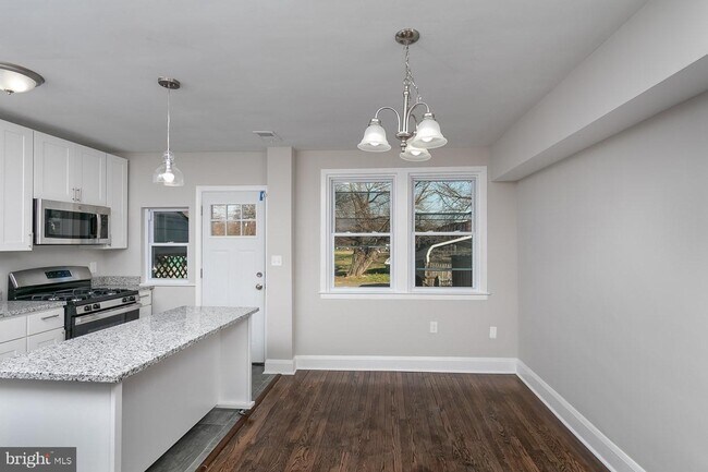 Dining room - 186 W Meadow Rd