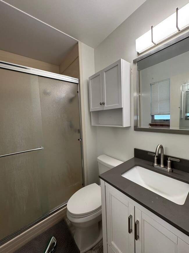 Building Photo - Great Tri-level home