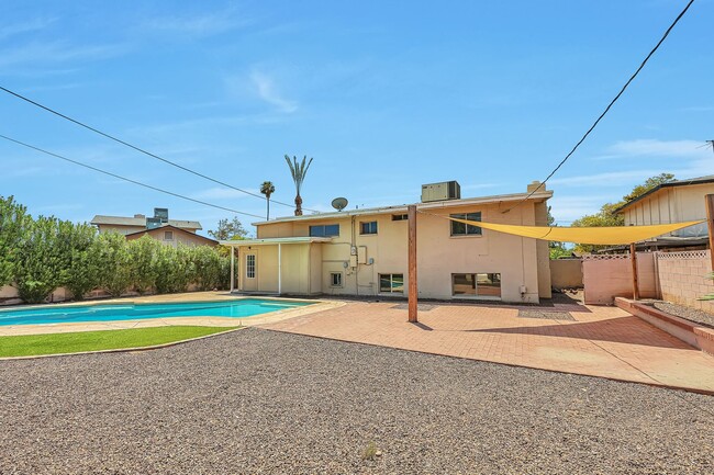 Foto del edificio - 5 Bedroom, 3 Bath Home with a Pool near ASU.