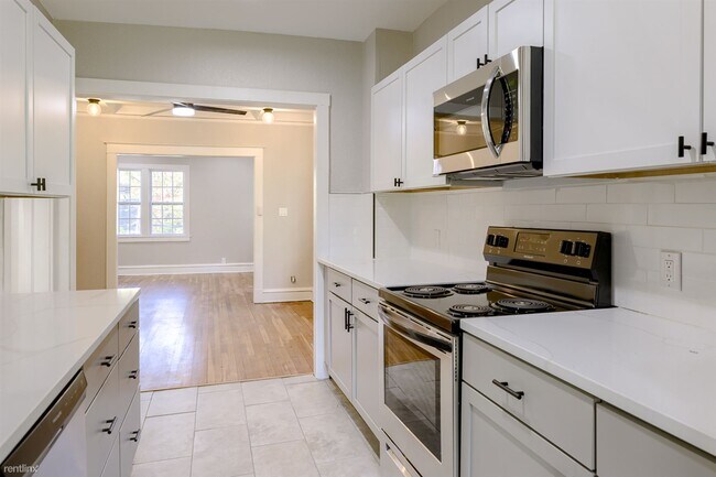 Building Photo - 4 br, 2 bath House - 3841 East 59th Street
