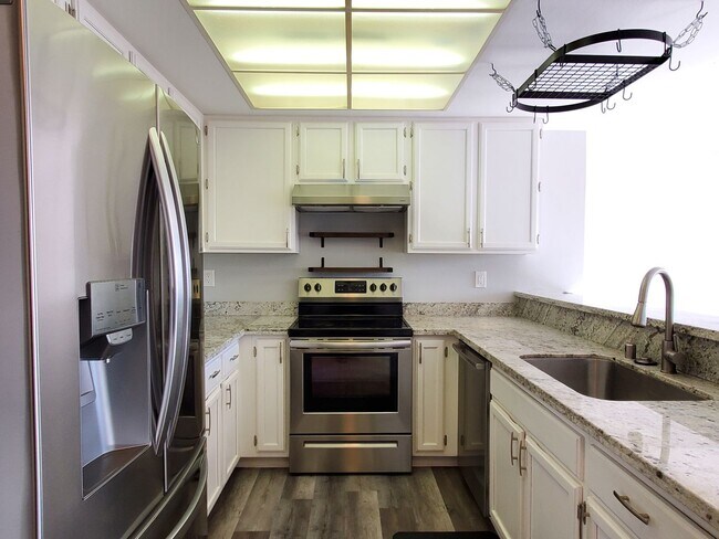 Building Photo - Upstairs Condo with 2 Car Garage, Fresh Pa...