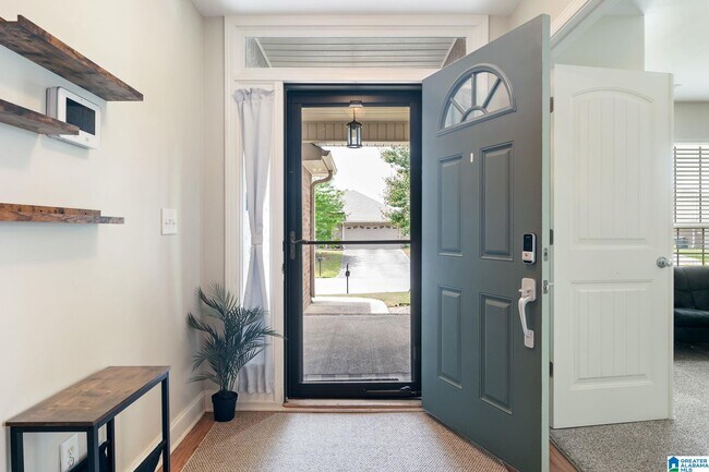 Foto del edificio - 315 Ivy Hills Cir
