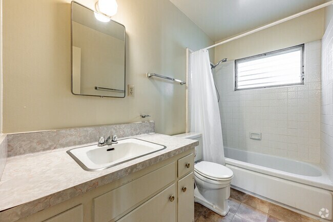1 habitación, 1 baño - 725 pies cuadrados - Baño - Foothill Terrace