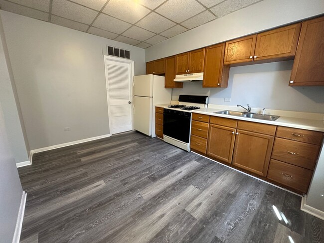 Building Photo - 1060-1062 W Polk St &amp; 728-730 S Carpen...