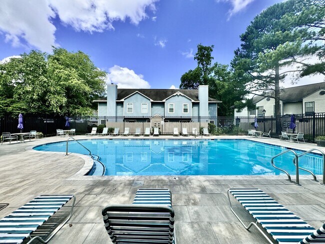 Building Photo - Ready NOW! 2 Generous Master Suites w/Priv...