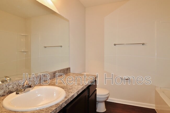 Building Photo - 5631 Leslie Rd