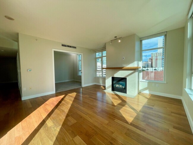 Building Photo - 2 Bedroom- 2 Bathroom Single Story Condo o...