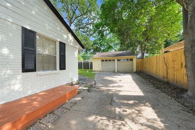 Building Photo - 9519 Val Verde St
