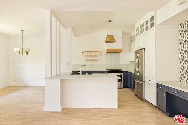 Building Photo - 502 San Vicente Blvd