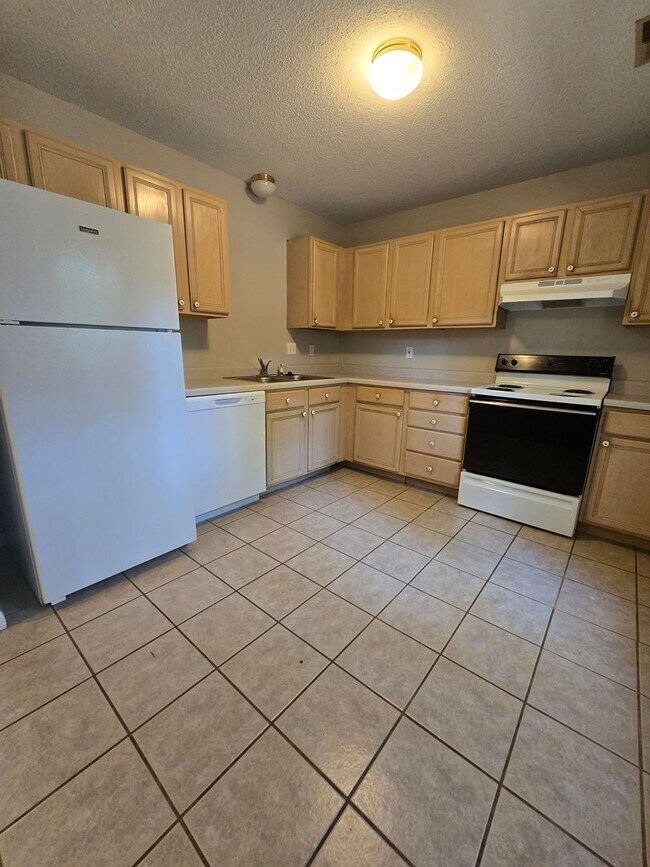 Building Photo - 2200-2202 Parks Edge