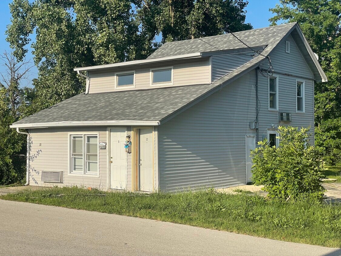 12 Garfield St Unit 3, Joliet, IL 60435 Room for Rent in Joliet, IL