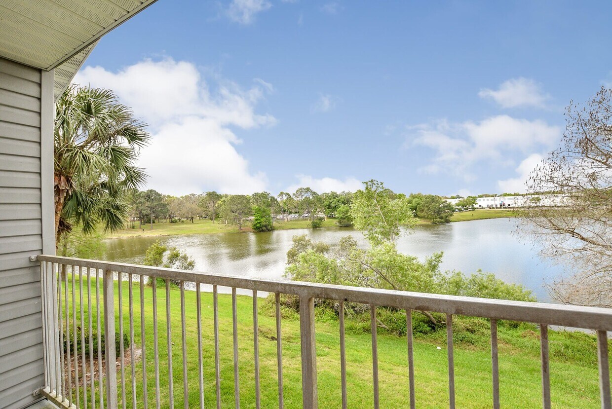 Foto principal - Charming 2 Bed 2 Bath Second Floor Gated C...