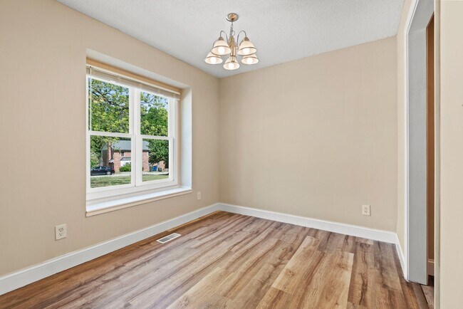 Foto del edificio - Lovely 2 Bedroom End Unit Townhome in NE R...