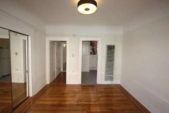 Building Photo - Bright and Spacious Studio in Lower Nob Hill
