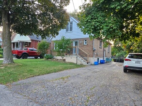 Building Photo - 320 E 19th St