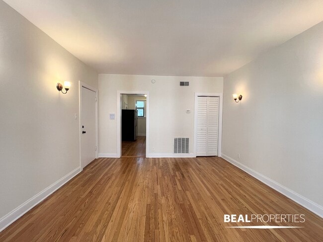 Building Photo - 4032 N Ashland Ave