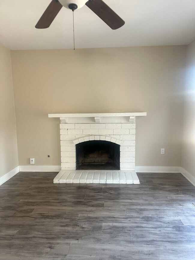 Building Photo - 4Bd/2ba House - Riverside Home