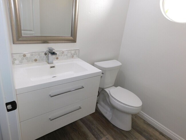 Building Photo - Gated Lake community 2 bed, 2.5 bath home.
