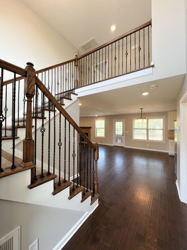 Foto del edificio - Must See-Stunning 5-Bedroom Home in 37043!!