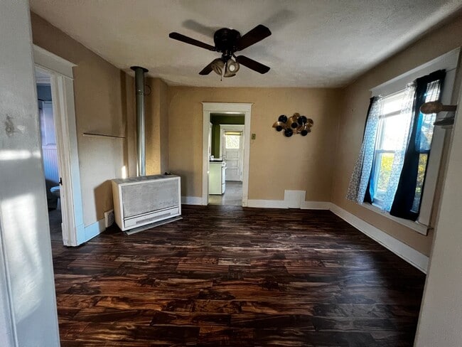 Building Photo - 2 Bedroom Upper Apartment in John Ball Par...
