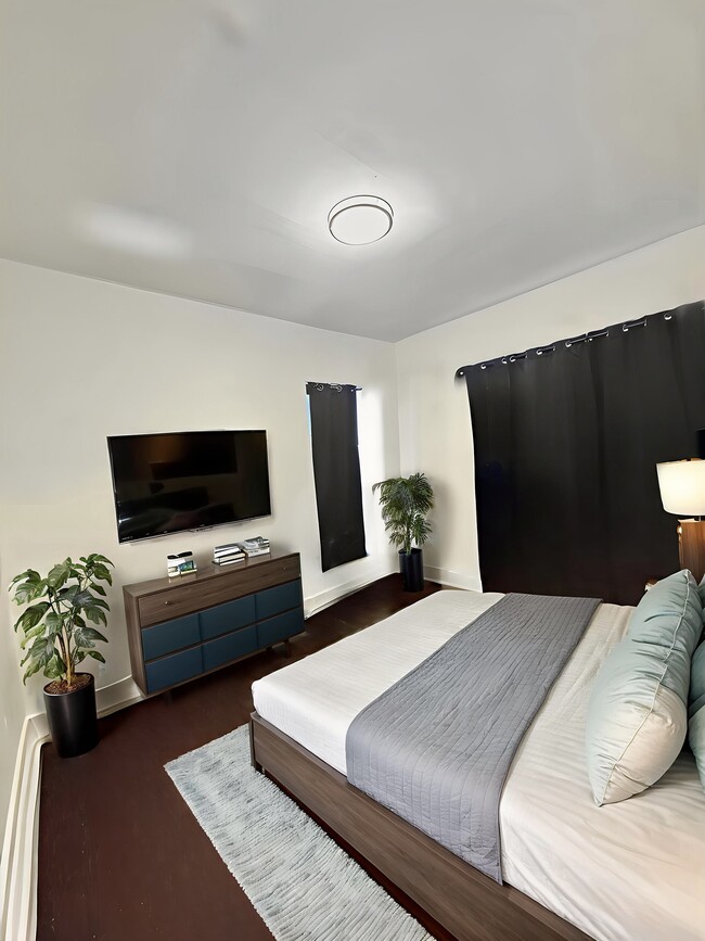 Building Photo - 9004 Jamaica Ave