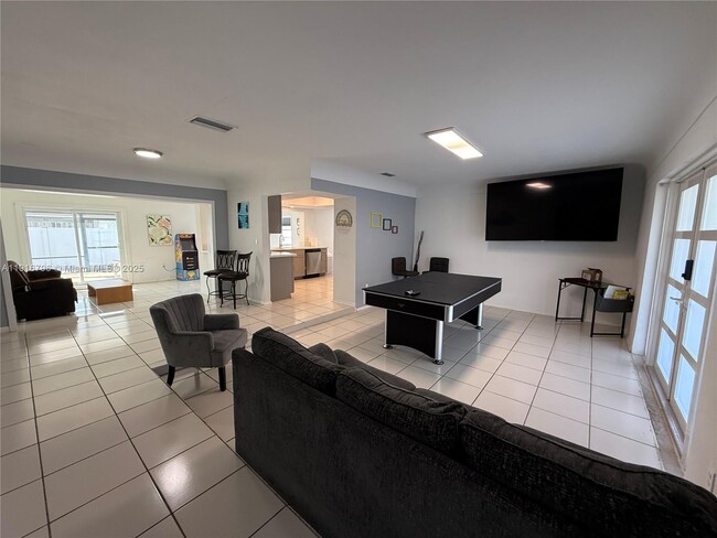 Building Photo - 8636 Beekman Dr