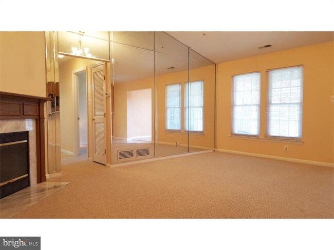 Building Photo - 24 Kenwood Dr