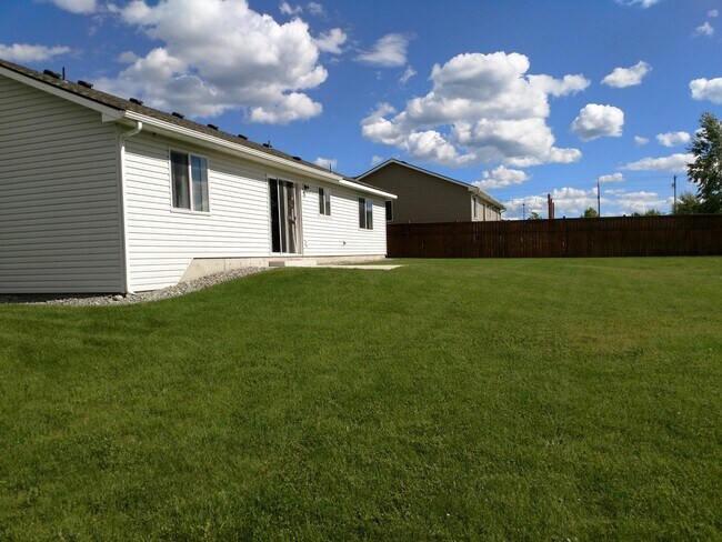 Building Photo - Modern Home with Large Fenced Yard