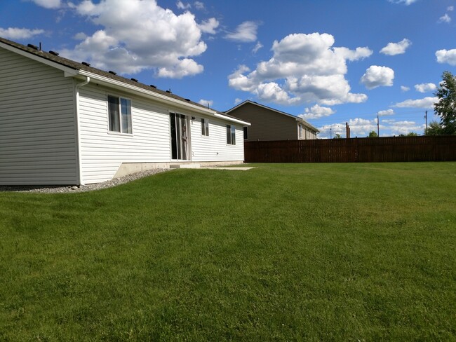 Building Photo - Modern Home with Large Yard