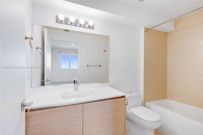 Foto del edificio - 600 NE 27th St