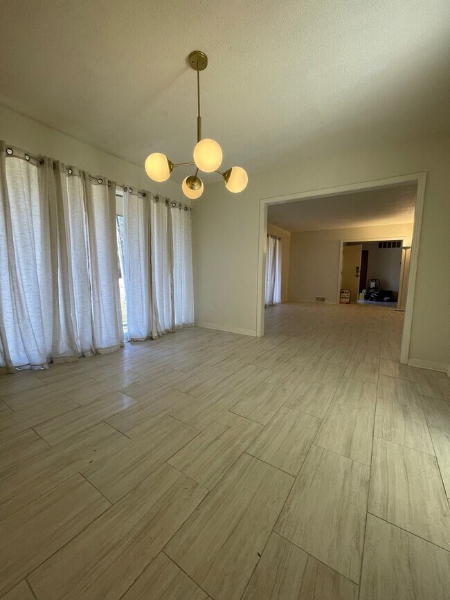 Foto del edificio - Wonderful 4 bed 3 bath home in East Memphis