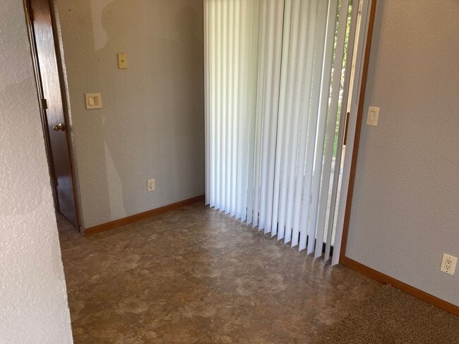 Building Photo - 2 Bed 1 Bath Apartment Located behind Hy-V...