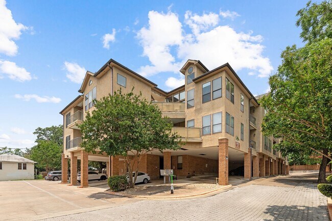 Building Photo - IMMEDIATE MOVE IN: West Campus 2 Bed/2 Bath