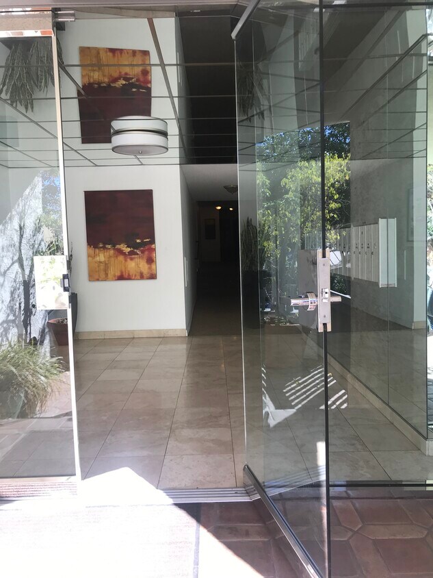 entrada del edificio - 8577 Rugby Dr