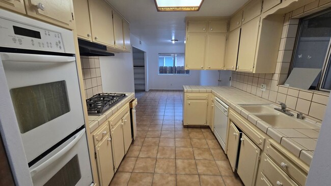 Building Photo - 4184 N Briarwood Ave