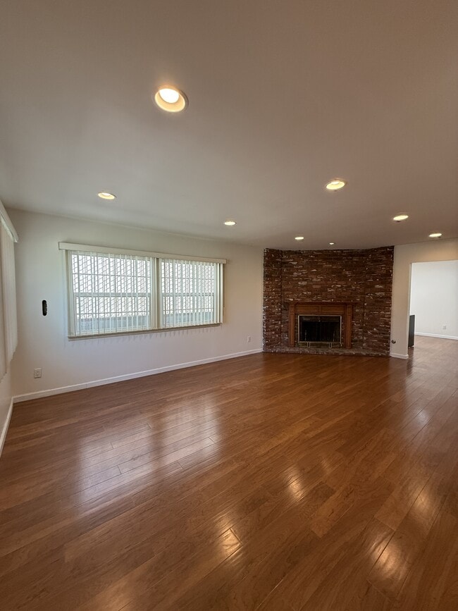 Building Photo - 728 E Tujunga Ave