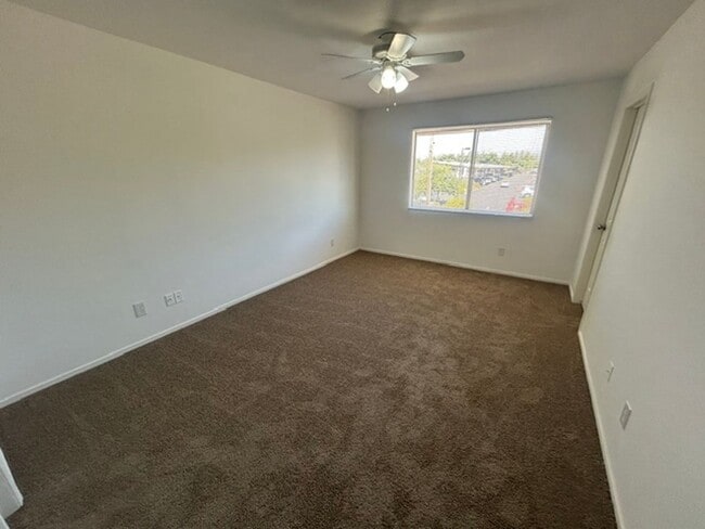 Building Photo - 2 Bedroom 1.5 Bathroom Condo In SE Visalia!!