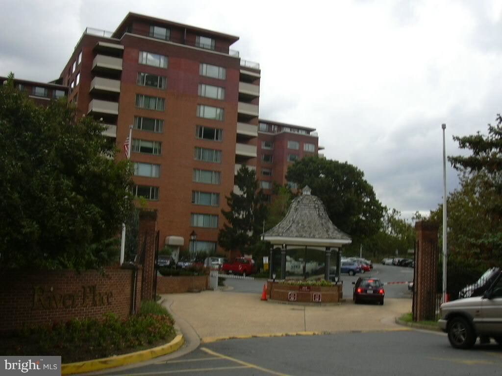Primary Photo - 1121 Arlington Blvd