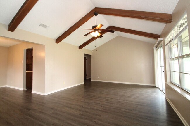 Building Photo - Willowsprings Area!