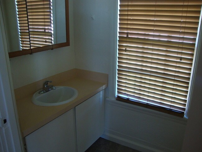 Building Photo - Studio apartment in North Salinas